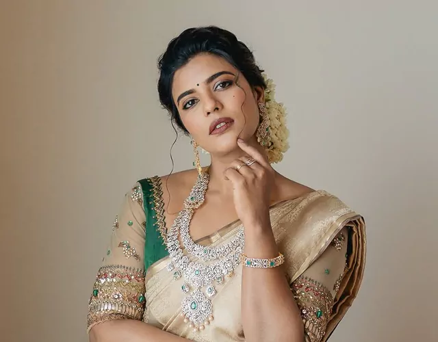 Aishwarya Rajesh Gold Saree Photos